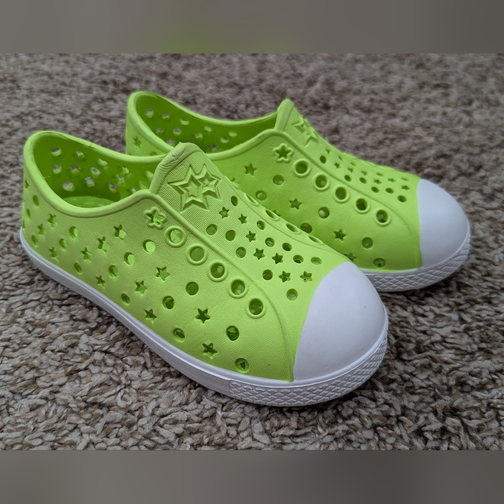 Like new 9-10 water shoes native style lime green
